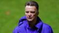Hollands Trainer van Gaal mit Fahrrad gestürzt! Mit Rollstuhl ins WM-Quali-Spiel?